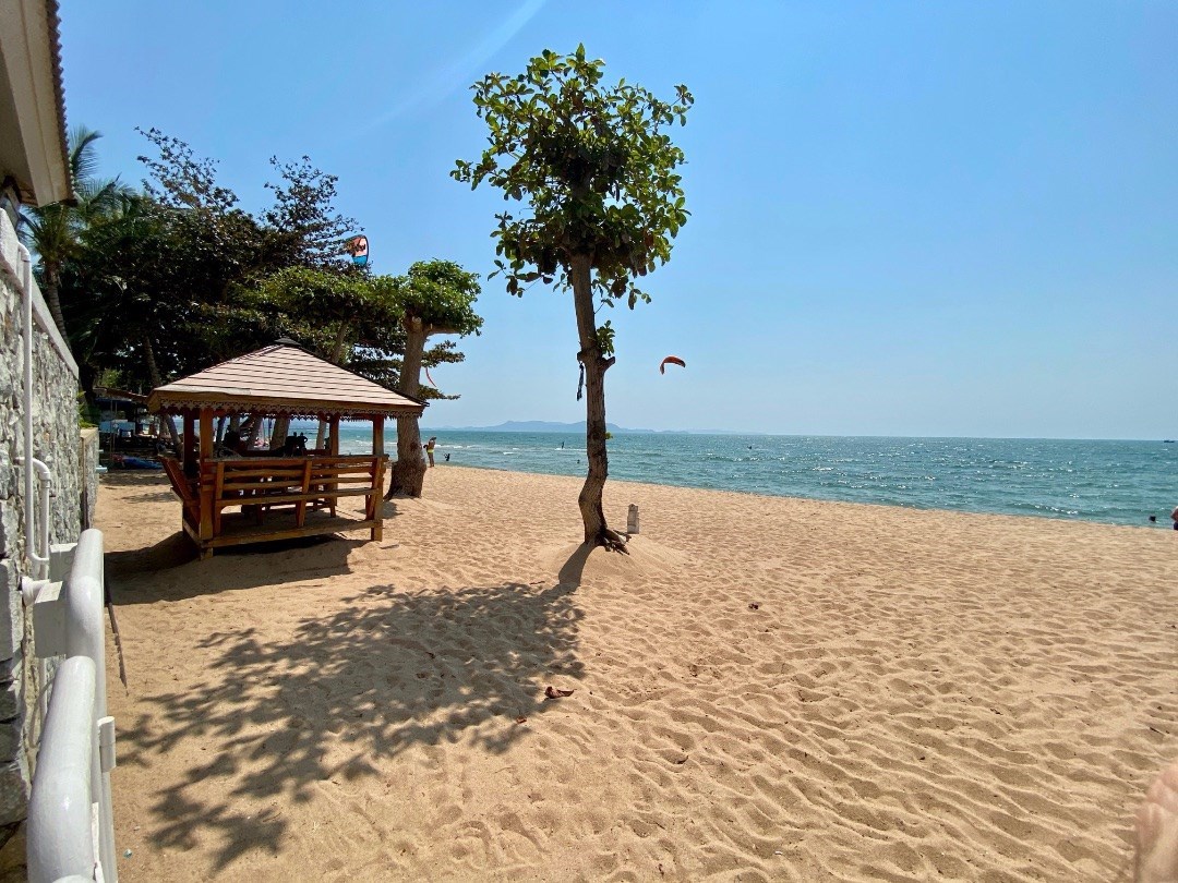 3 Bedroom Absolute Beach Front in rarely available development. - คอนโด - Na Jomtien - 