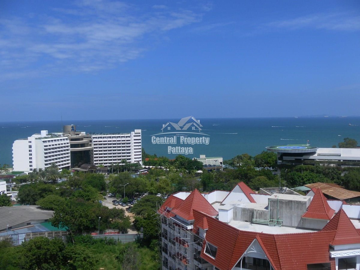 A high-rise condominium, is outstanding with an exclusive location in the Phra Tamnak Hill area for rent and sale - คอนโด - Pratumnak - 