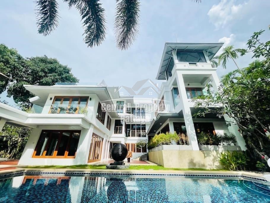 Spectacular 5 bedroom, 7 bathroom luxury mansion for sale on Wongamat beach. - บ้าน -  - 