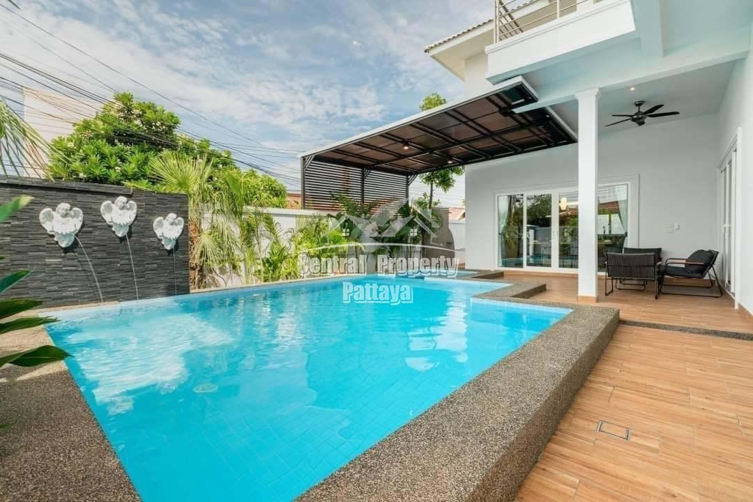 Spacious, 6 bedroom, 7 bathroom, pool villa for sale in central Pattaya. - บ้าน - เมืองพัทยา - 