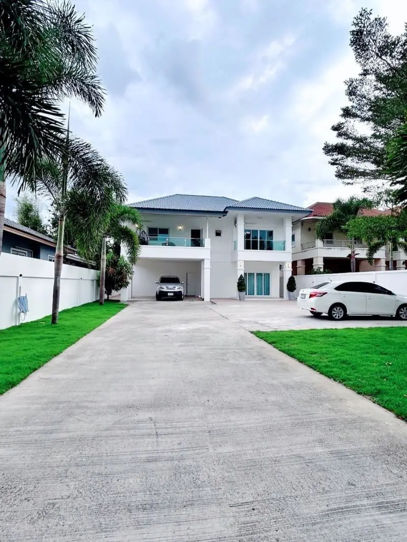 NICE AND MODERN HOUSE FOR SALE 10 KM FROM PATTAYA CITY - House -  - 